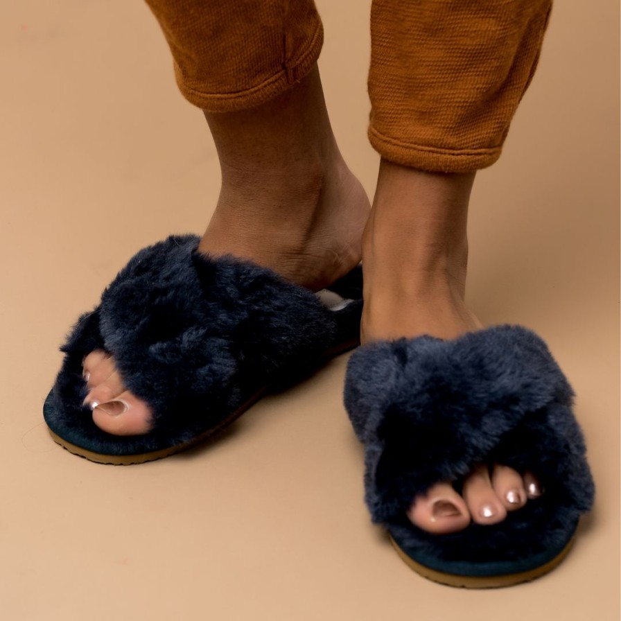 * Journee Collection Winkk Slippers